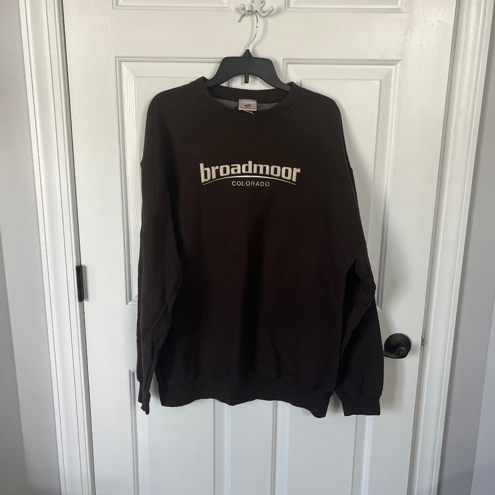 The Broadmoor heavy sweatshirt size M( runs big), brown, gently used